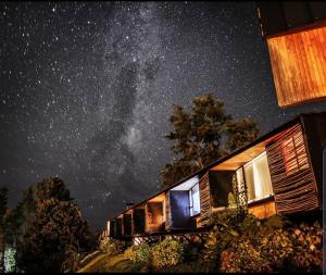 潘吉普伊潘吉普伊酒店的天空中流露出乳白色的房屋