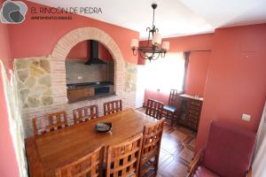 A kitchen or kitchenette at El Rincon de Piedra