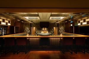 神戶的住宿－中之坊瑞苑旅館（僅限成人入住），一间酒吧,位于一间配备有桌椅的房间内