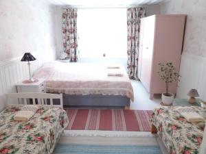 1 dormitorio con 2 camas y ventana en Lille Lux Apartment, en Viljandi