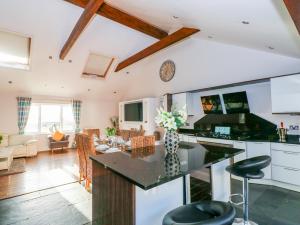 een keuken en een woonkamer met een tafel en stoelen bij Swn y mor in Narberth