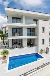 Bazén v ubytování Apartments Villa Dalmatia nebo v jeho okolí