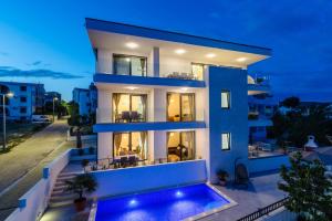 Bazén v ubytování Apartments Villa Dalmatia nebo v jeho okolí + 37 fotografií