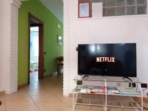 TV tai viihdekeskus majoituspaikassa LA CASA DI MARZIA