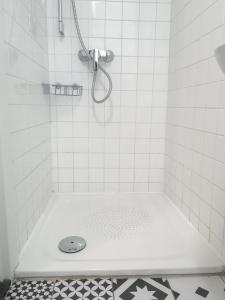 La salle de bains est pourvue d'une douche avec un drain. dans l'établissement Tiny room Piran, à Piran