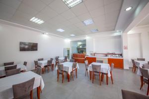 TV a/nebo společenská místnost v ubytování Hotel Alina
