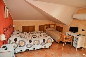 una camera con letto, scrivania e computer di Alla Quercia a Monterotondo