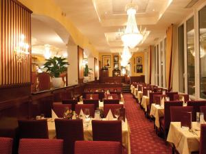 Restaurant ou autre lieu de restauration dans l'établissement Hotel Salzburger Hof