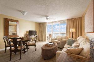 sala de estar con sofá, mesa y comedor en Pelican Pointe en Destin