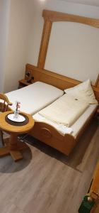 Ein Bett oder Betten in einem Zimmer der Unterkunft Hotel Restaurant Paelzer-Buwe