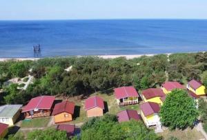 - une vue sur un groupe de maisons près de la plage dans l'établissement Poilsio Nameliai Oazė, à Šventoji