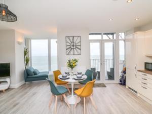 a living room with a table and chairs at SeaSound in Ilfracombe
