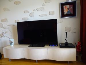 a flat screen tv sitting on top of a white entertainment center at Koti Pyhäjärven rannalla, Mustavuori Tampereella in Tampere
