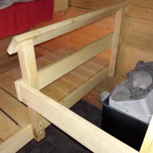 タンペレにあるKoti Pyhäjärven rannalla Tampereellaの岩箱付きのドミトリールームの木製ベッド1台分です。