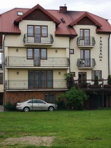 um carro estacionado em frente a uma casa grande em Willa Panorama em Władysławowo