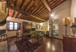 uma sala de estar com um sofá e uma mesa em Relais Santa Cristina em Radda in Chianti