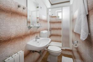 W łazience znajduje się toaleta, umywalka i lustro. w obiekcie Pansion Anđelko w mieście Starigrad-Paklenica