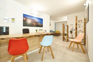 une chambre avec trois chaises et un comptoir dans l'établissement Villapiana Country House, à Pellezzano