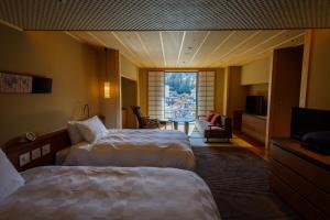 神戶的住宿－中之坊瑞苑旅館（僅限成人入住），酒店客房设有两张床和窗户。