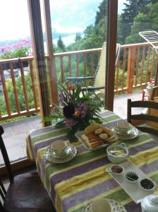 un tavolo con cibo in cima a un balcone di B&B Alba Sul Lago a Pergine Valsugana