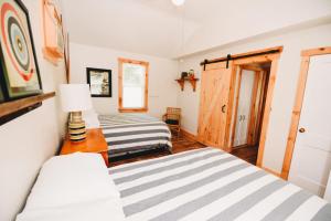 Postel nebo postele na pokoji v ubytování Rainbow Mountain Resort - LGBTQ Friendly