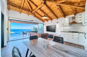 Televízia a/alebo spoločenská miestnosť v ubytovaní Golden Haven Luxe Bungalow Resort