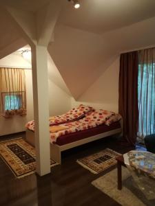 ein Schlafzimmer mit einem Bett in einem Zimmer in der Unterkunft Vila Kraljica Vrdnik in Vrdnik