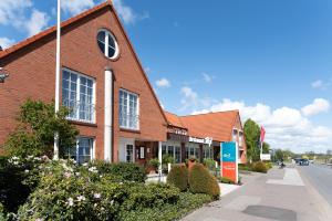 a red brick building on the side of a street at Boutiquehotel Myn Utspann in Husum