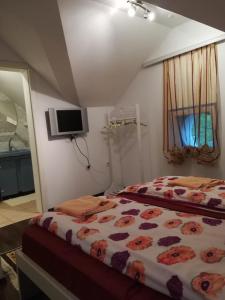 Säng eller sängar i ett rum på Vila Kraljica Vrdnik