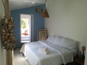 A bed or beds in a room at Recanto do Lago Buzios