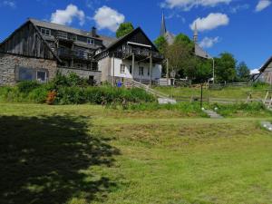 una casa en una colina con un patio de hierba en ferienhaus Sundern en Hellefeld