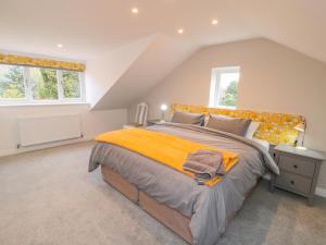 - une chambre avec un grand lit et une couverture orange dans l'établissement Runswick, à York