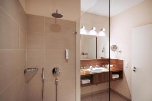 a bathroom with a shower and a sink at Boutiquehotel Myn Utspann in Husum