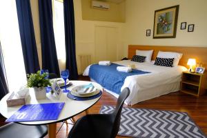 فندق وكيم في برمانا: غرفة نوم بسريرين وطاولة وكراسي