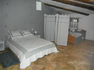 sypialnia z łóżkiem i kanapą w pokoju w obiekcie Le Temps d'un Rêve w mieście Mazan