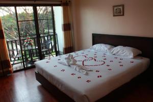 A bed or beds in a room at Kong Garden View Resort Chiang Rai