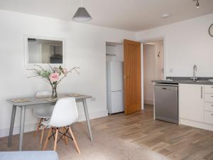 a kitchen and dining room with a table and chairs at The Towers - Ardudwy in Criccieth