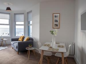 un soggiorno con divano e tavolo di The Towers - Llyn a Criccieth