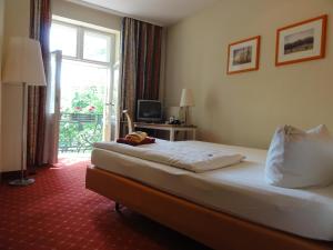 a hotel room with a bed and a window at Pension Zeitlos in Potsdam