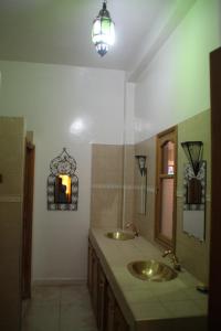 Bilik mandi di Ecolodge Espace Tamount