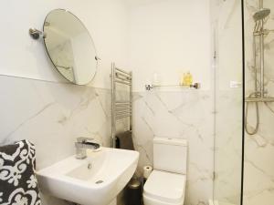 Gallery image of Tri Raglan Bach in Beaumaris +9 photos