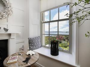 uma sala de estar com uma mesa e uma janela em Tri Raglan Mawr em Beaumaris