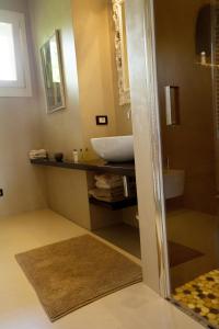 La salle de bains est pourvue d'un lavabo et d'un miroir. dans l'établissement Boccadibacco, à San Pietro in Cariano