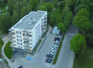 - une vue de tête sur un bâtiment avec un parking dans l'établissement Apartament Limanowskiego 20/6, à Bartoszyce