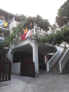 プルチャニにあるVila Ruškaの階段とバルコニー付きの建物