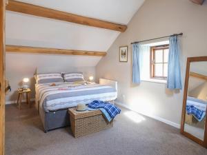 Postel nebo postele na pokoji v ubytování Tyn Llwyn Cornel