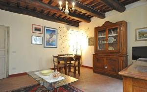 a living room with a table and a dining room at Appartamento Il Loggiato in Cortona