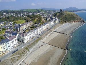 an aerial view of a beach with buildings and the ocean at Vista Marina - Penthouse in Criccieth