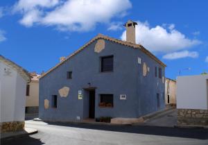 ArcasにあるEl Pajar de la Abuelaの青い建物