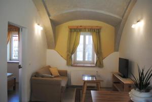 Televízia a/alebo spoločenská miestnosť v ubytovaní Gartler's Appartements